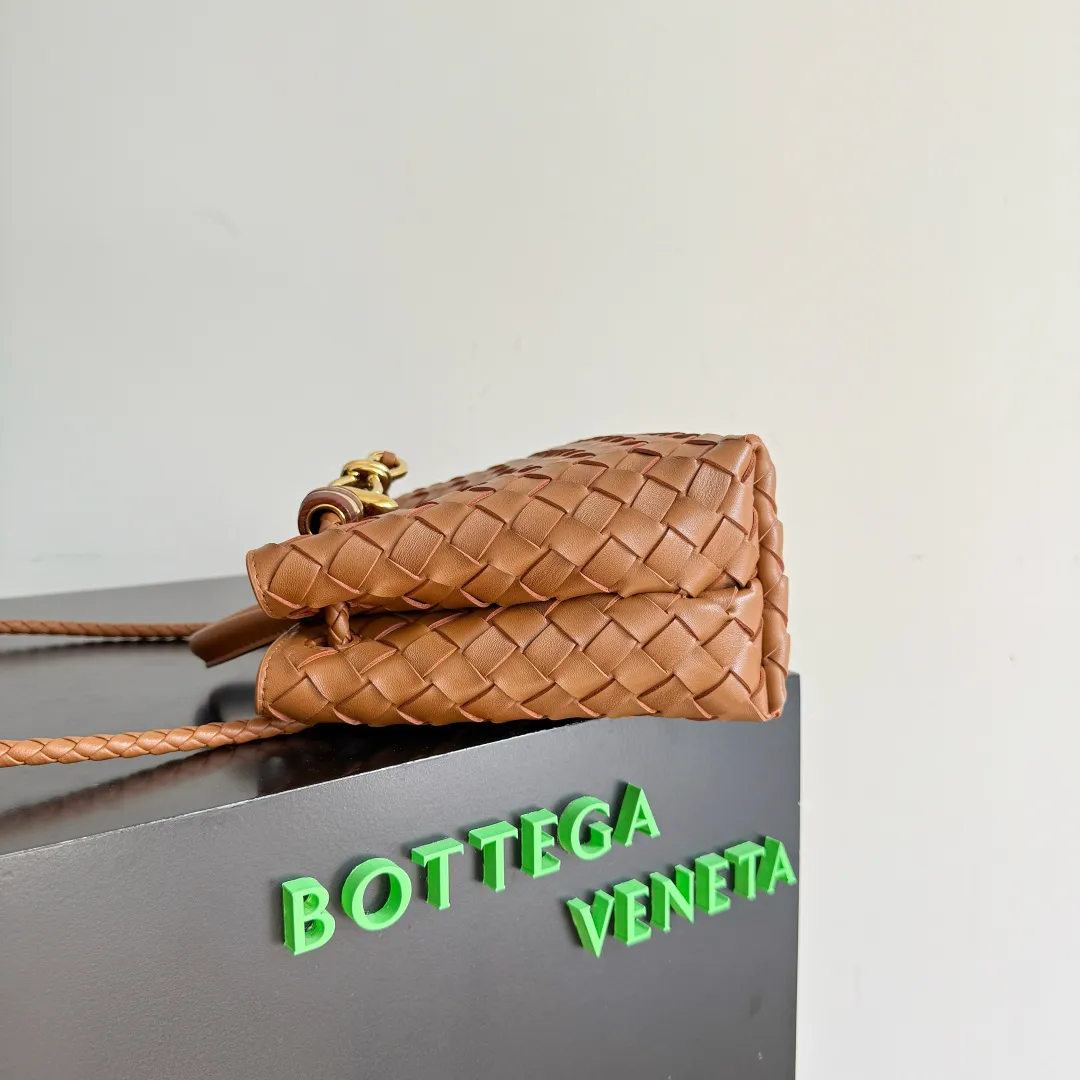 The new Andiamo batch of 3060 BV is shipped‼ ️The classic intercciato weaving process is used to create a soft bag, the metal knot is made of micro-cast aluminum using jewelry technology🪢, and the decorative beads are made of metal and hand-polished oak, allowing you to jump repeatedly between elegance and fun💃, making it unpredictable. Classic and versatile, it shows off your temperament, and the bag has a large capacity, making it very convenient for daily commuting! It has a variety of carrying methods, the shoulder straps can be adjusted by yourself, the original lambskin feels soft and delicate, and the unisex style breaks gender boundaries and brings a more practical and long-lasting use experience. The Andiamo, which has both elegant and casual styles, perfectly interprets the "fashionable old money style". Style number: 743568+wood hardware Color: chestnut brown Size: 25*22*10.5cm